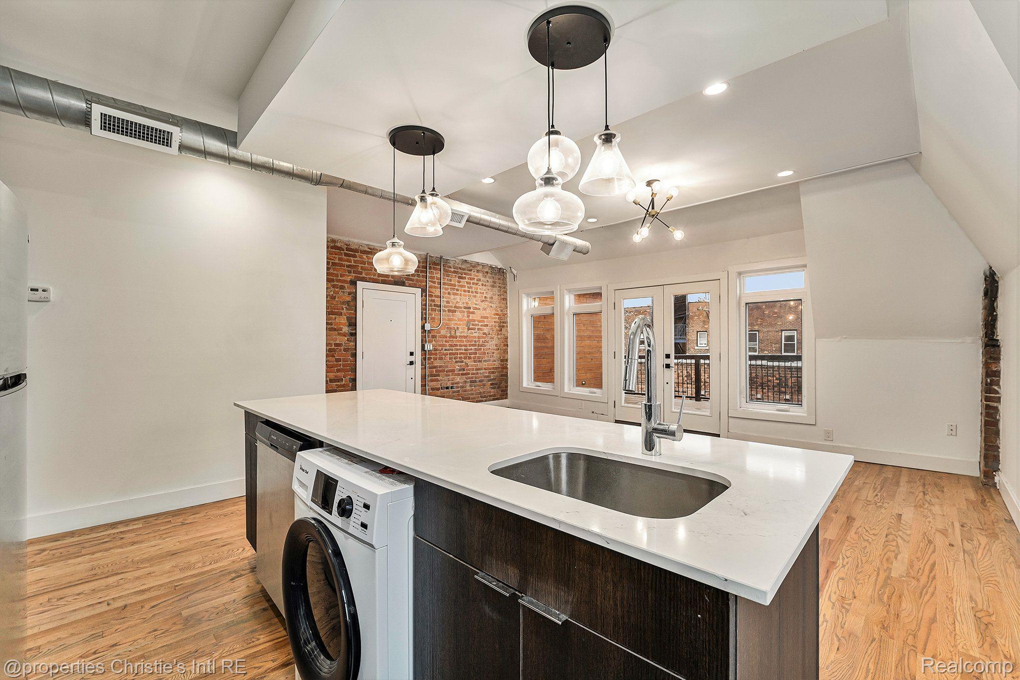 3143 TRUMBULL Street 302