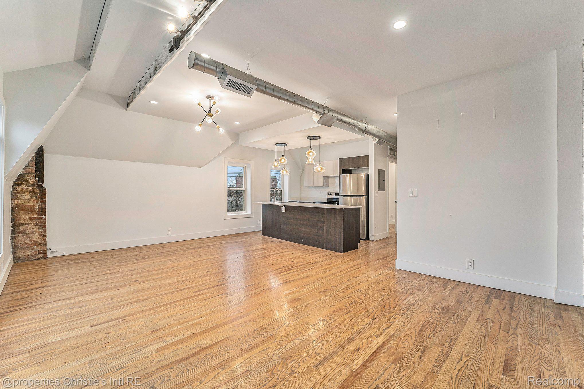 3143 TRUMBULL Street 302