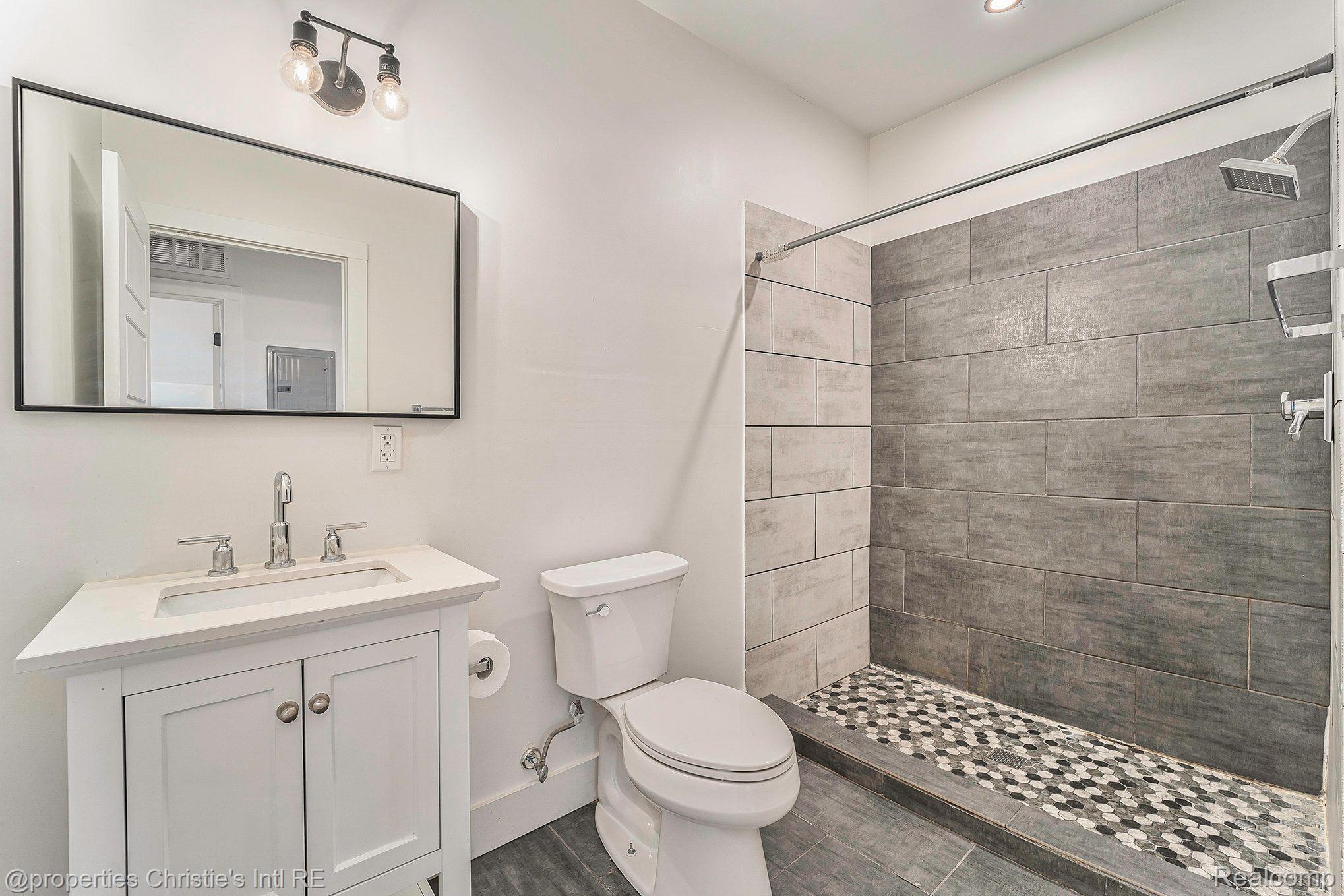 3143 TRUMBULL Street 302