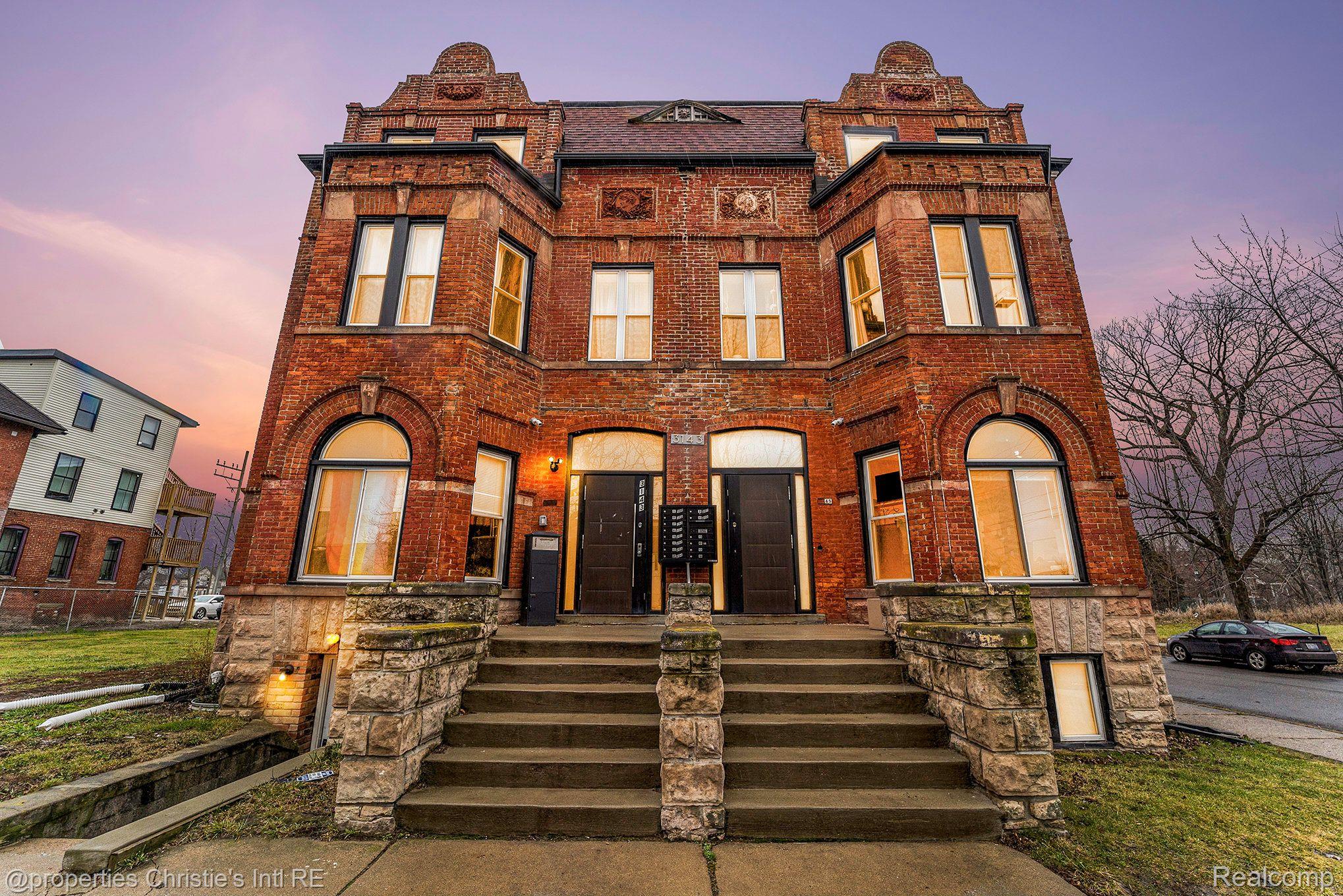 3143 TRUMBULL Street 302
