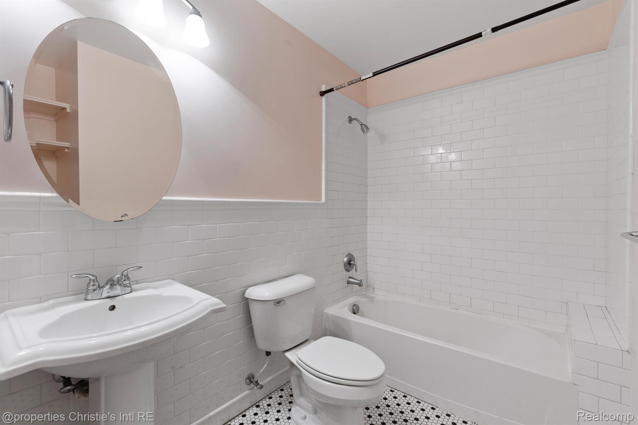 5766 TRUMBULL Street 110