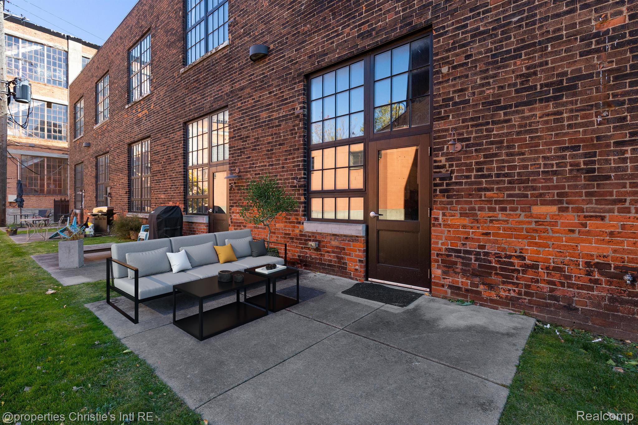 5766 TRUMBULL Street 110