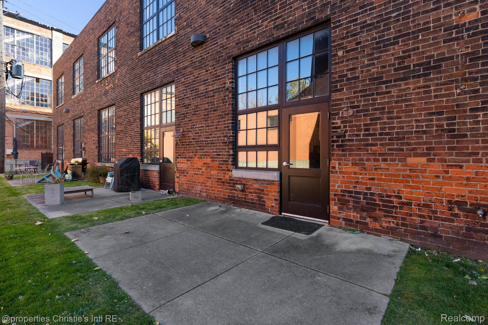 5766 TRUMBULL Street 110