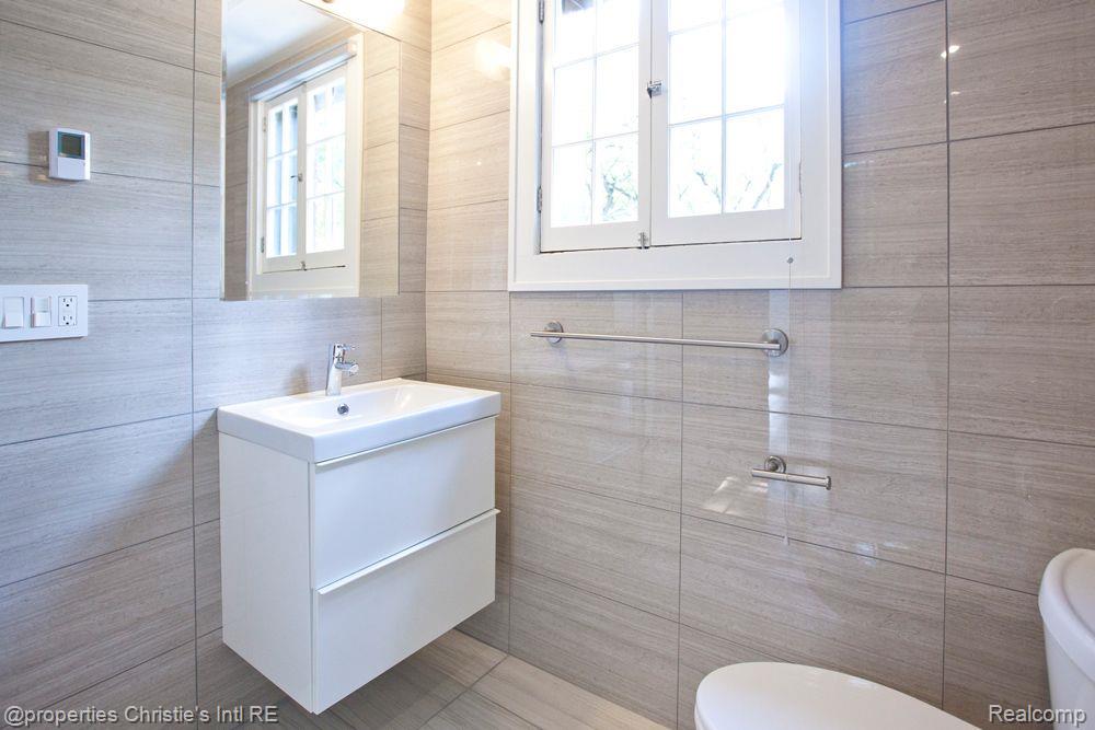 1400 VAN DYKE Street 206