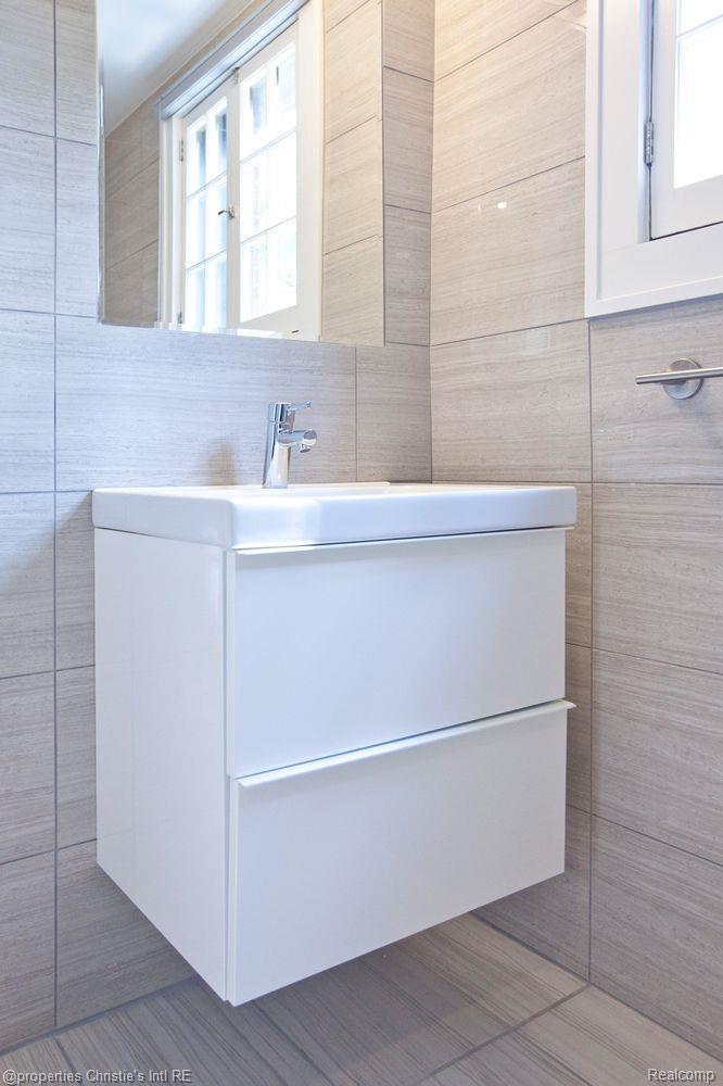 1400 VAN DYKE Street 206