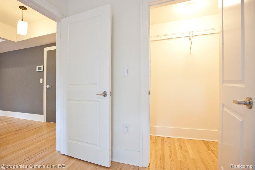 1400 VAN DYKE Street 206