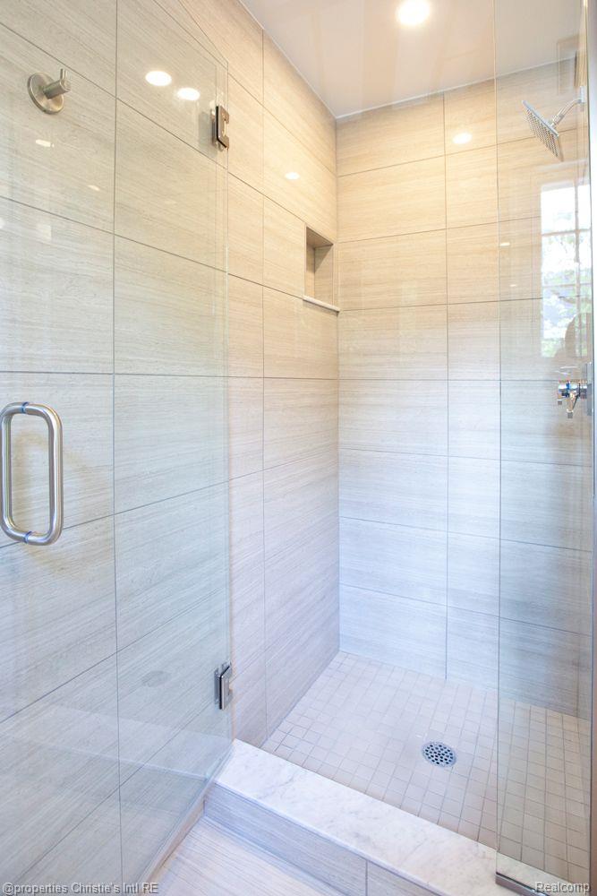 1400 VAN DYKE Street 206