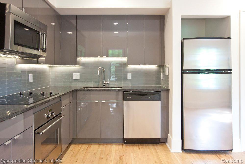 1400 VAN DYKE Street 206