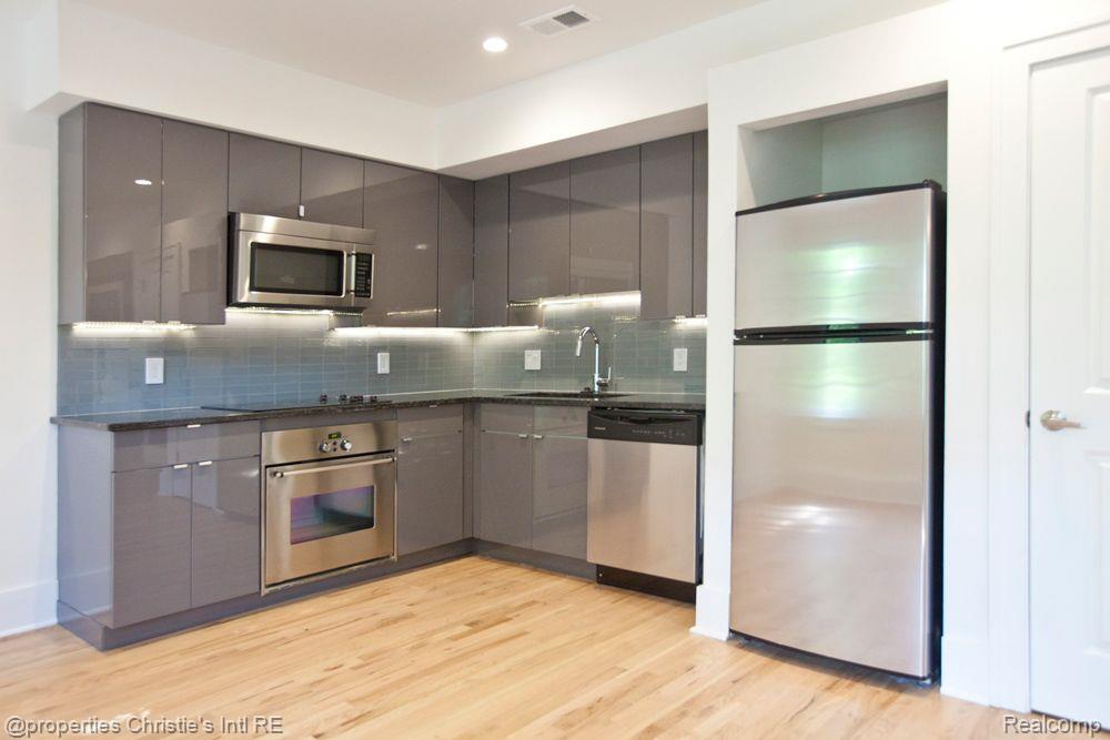 1400 VAN DYKE Street 206