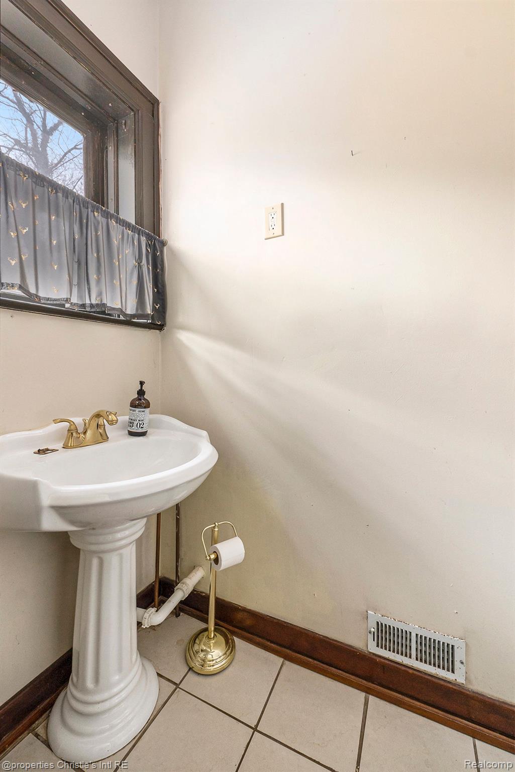 10 LONGFELLOW Street