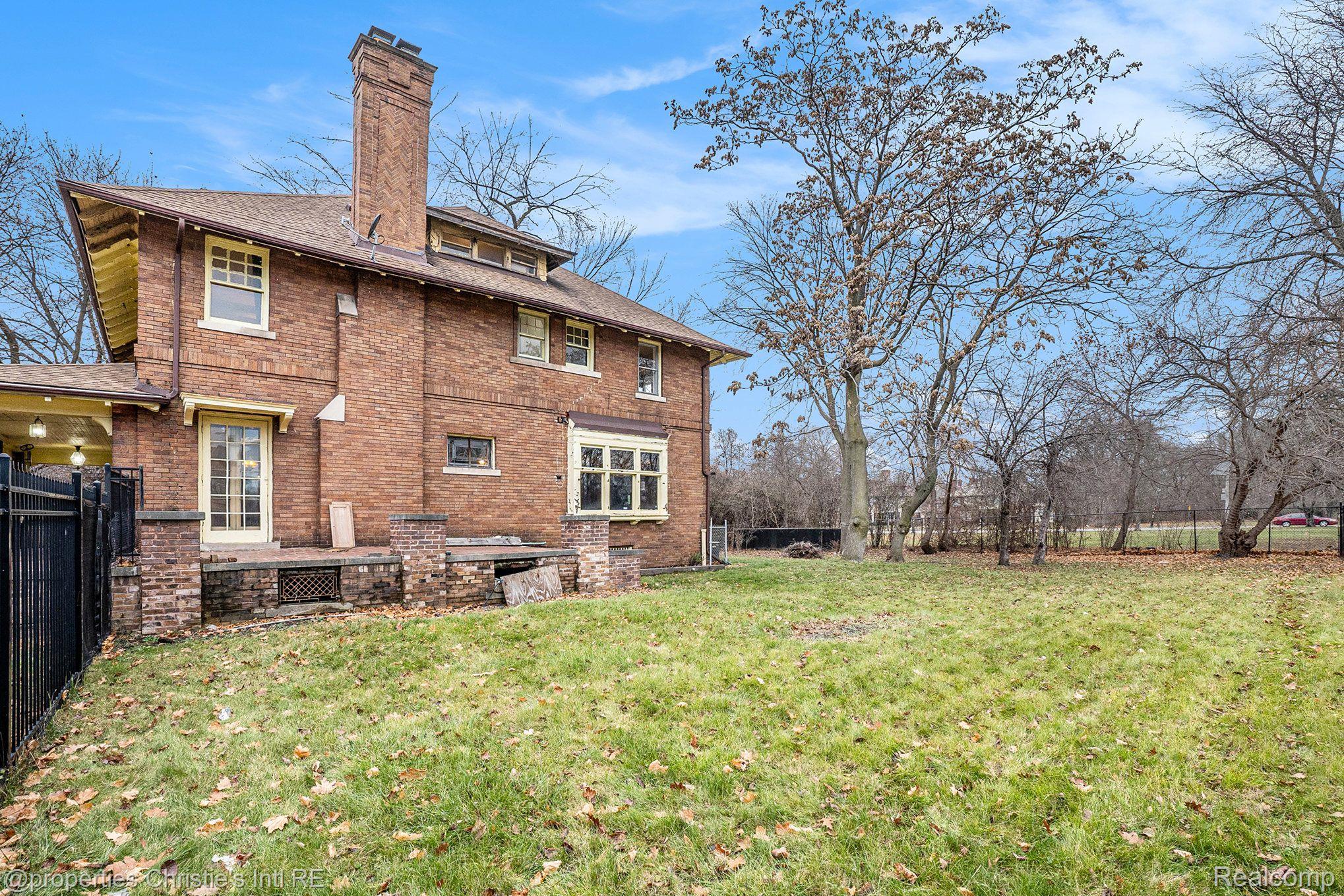 10 LONGFELLOW Street