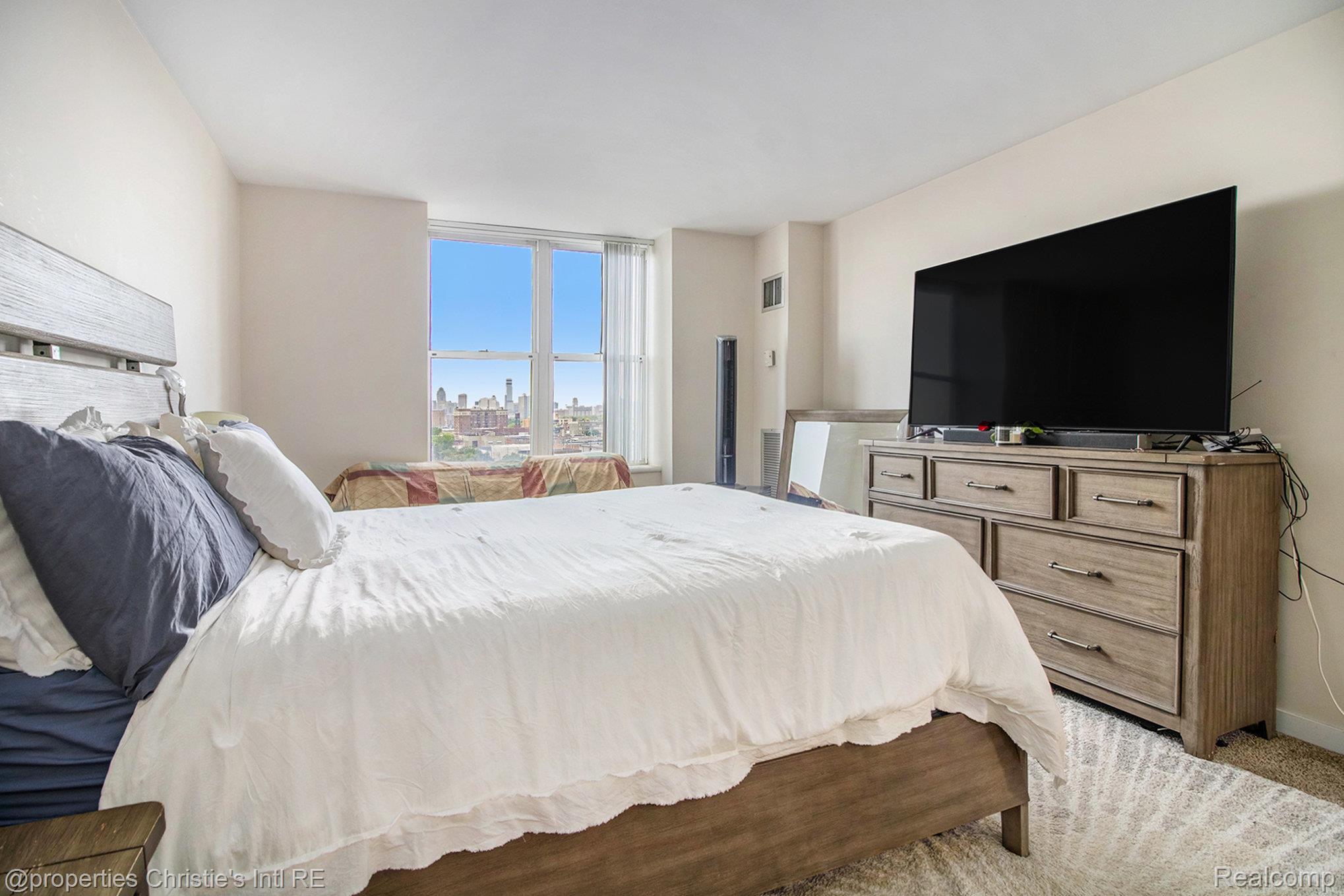 250 E Harbortown