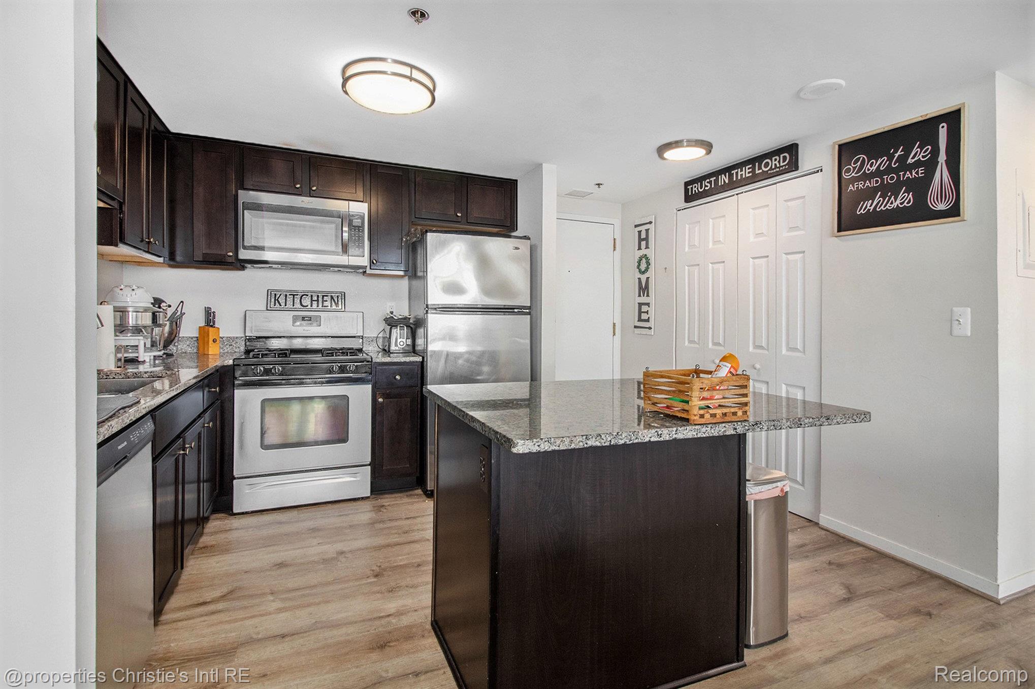 250 E Harbortown