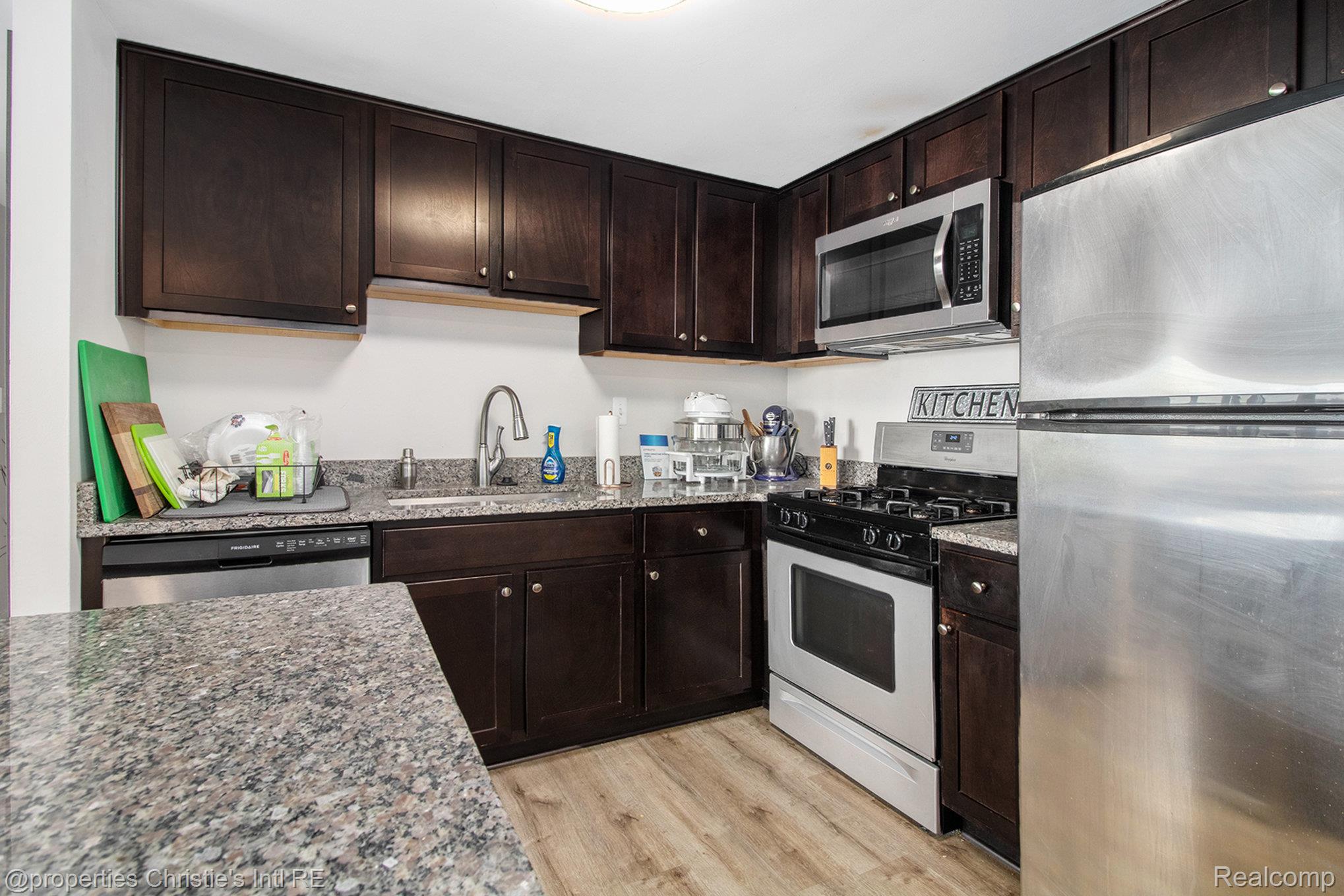 250 E Harbortown