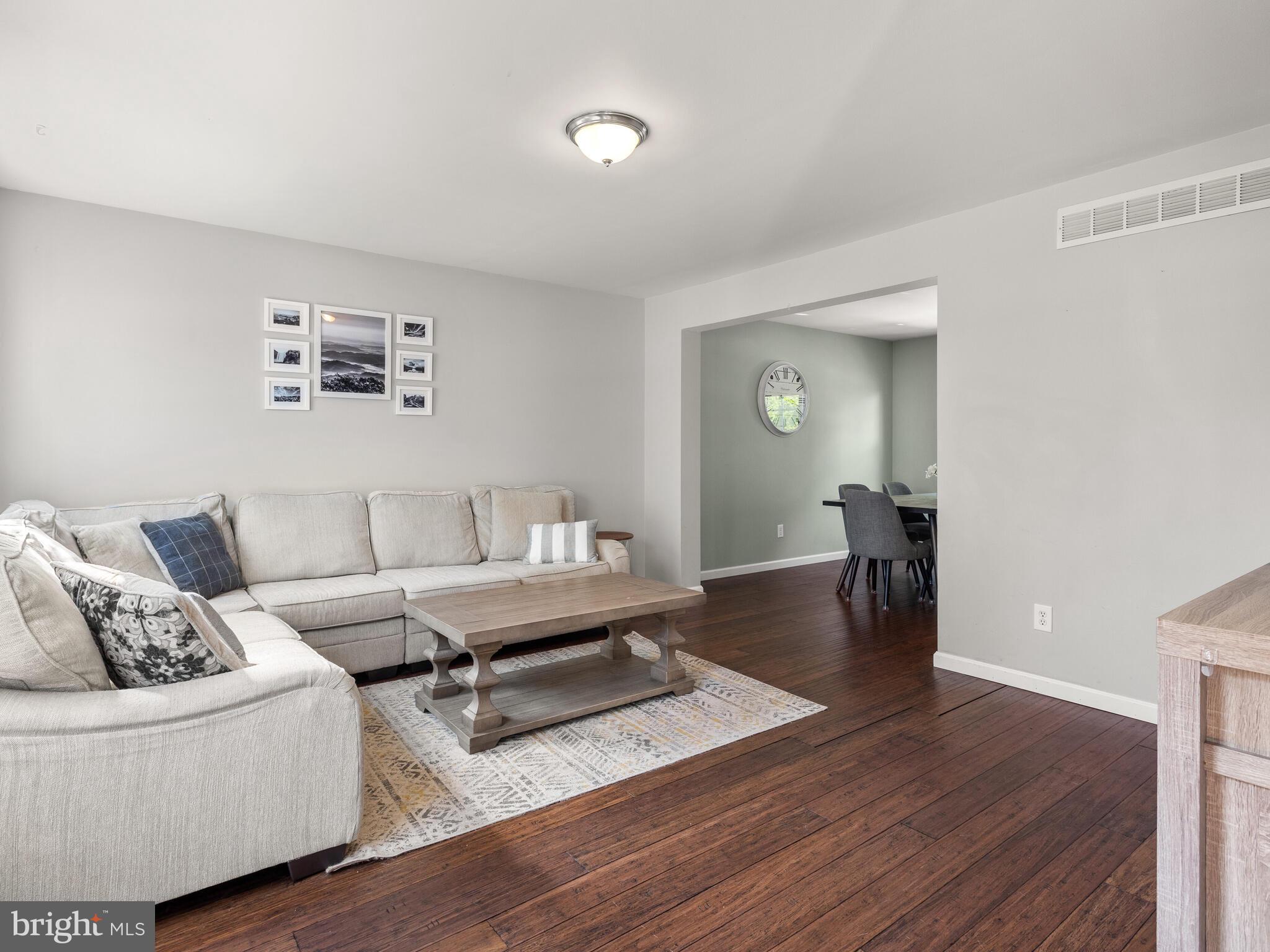 8 Greenleaf Ct