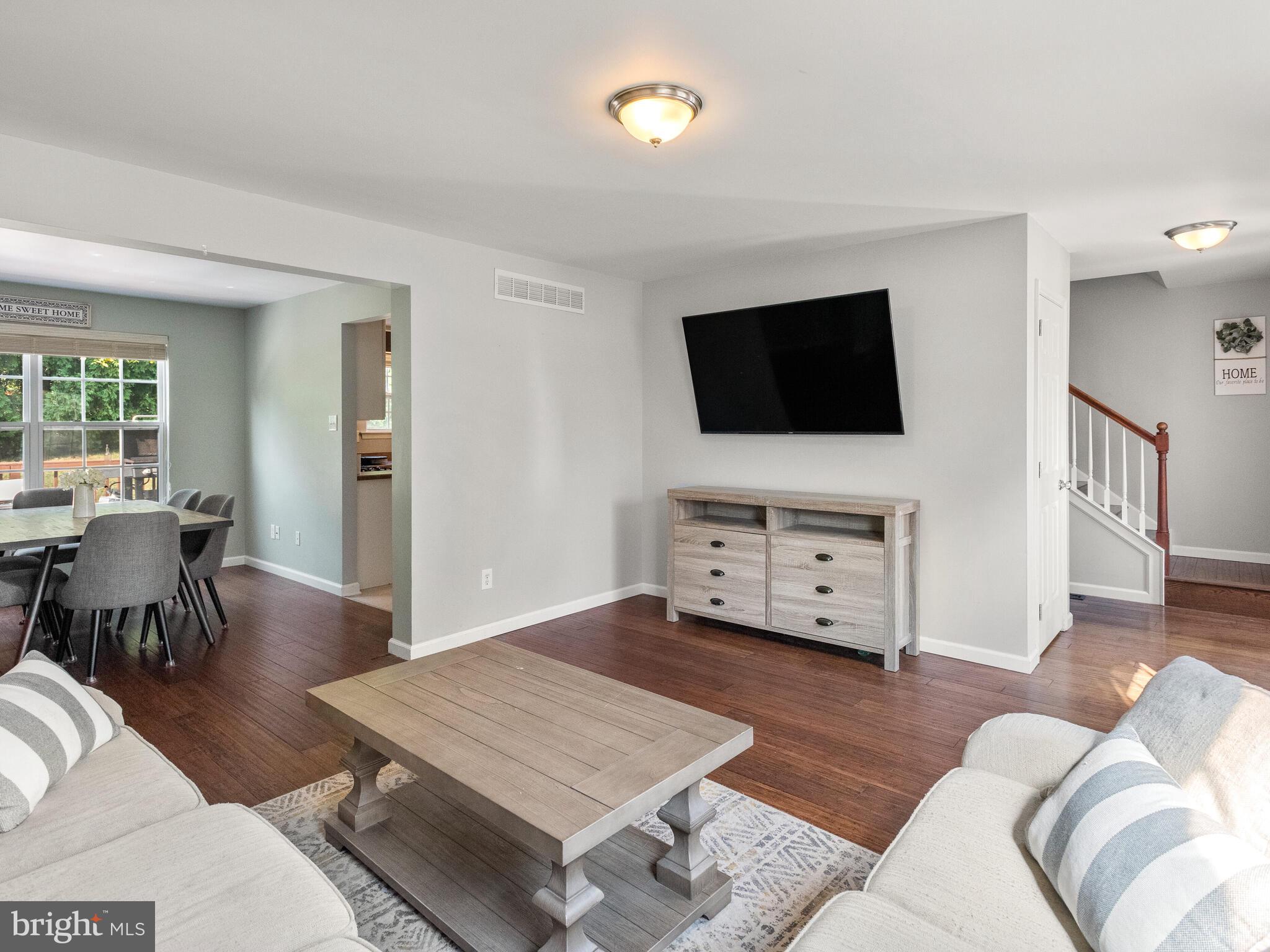 8 Greenleaf Ct