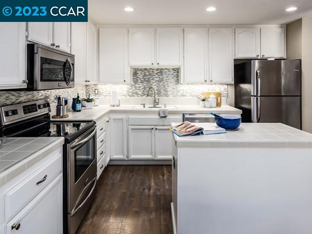 210 Hillcrest Cir