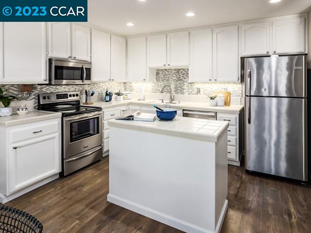 210 Hillcrest Cir