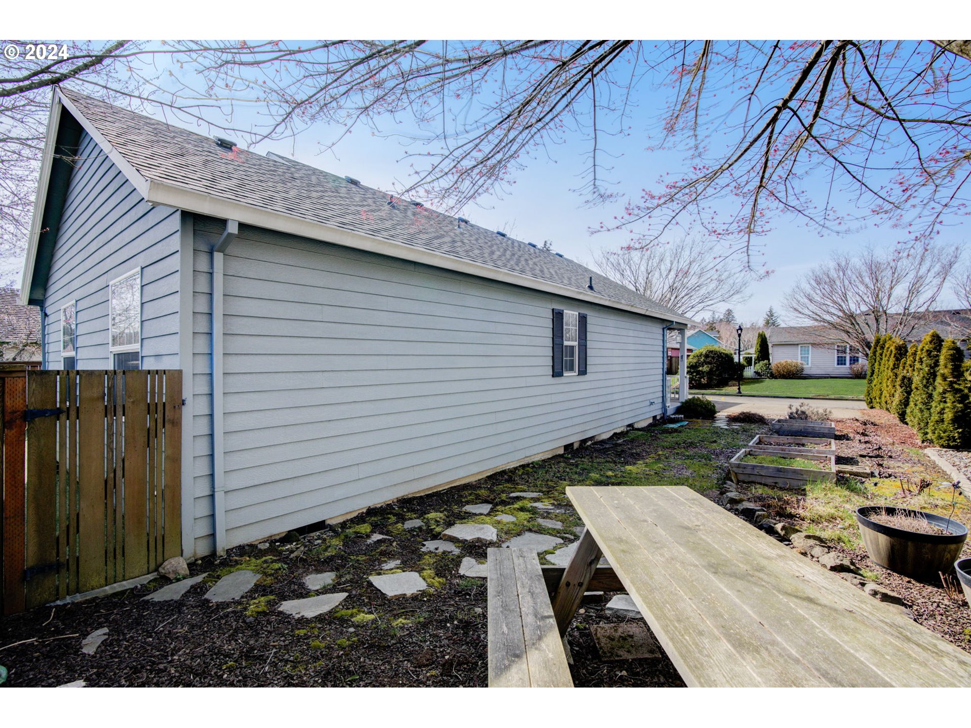 1184 NE MULTNOMAH DR
