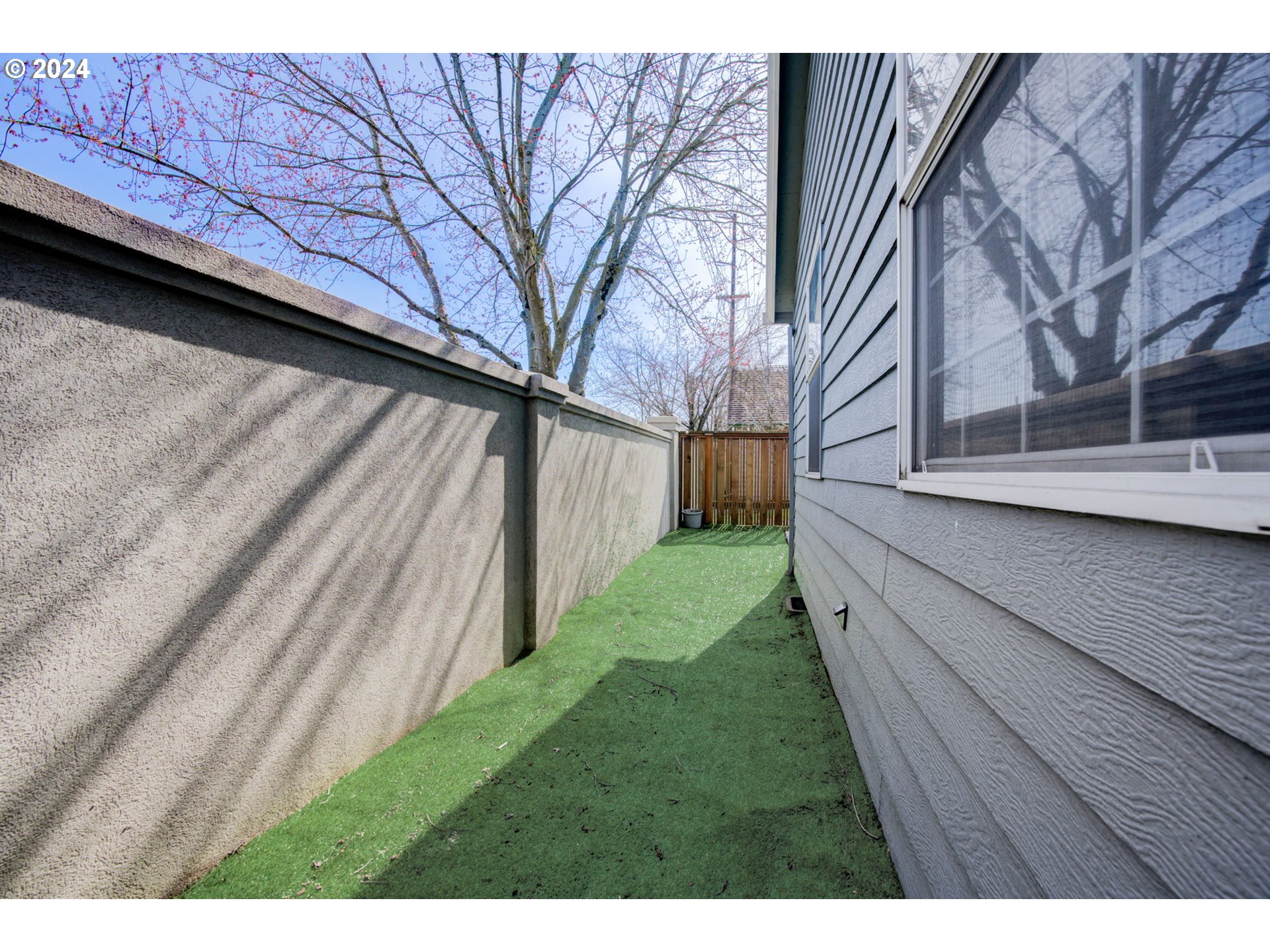 1184 NE MULTNOMAH DR