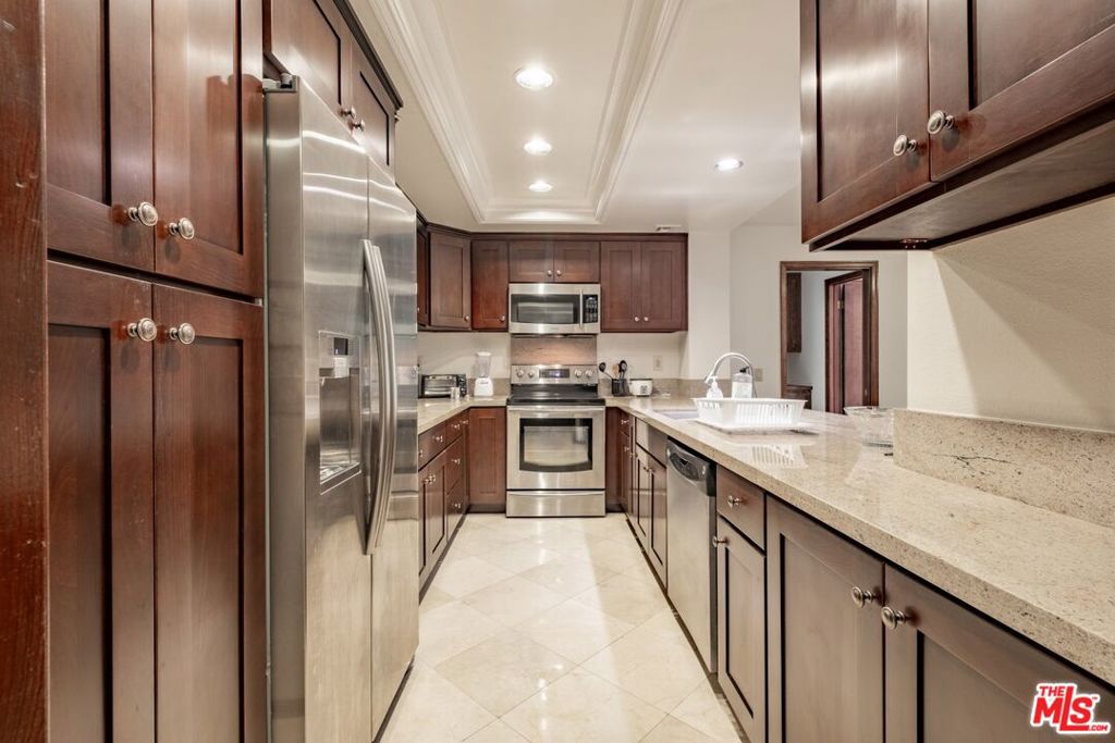 880 W 1st Street 415