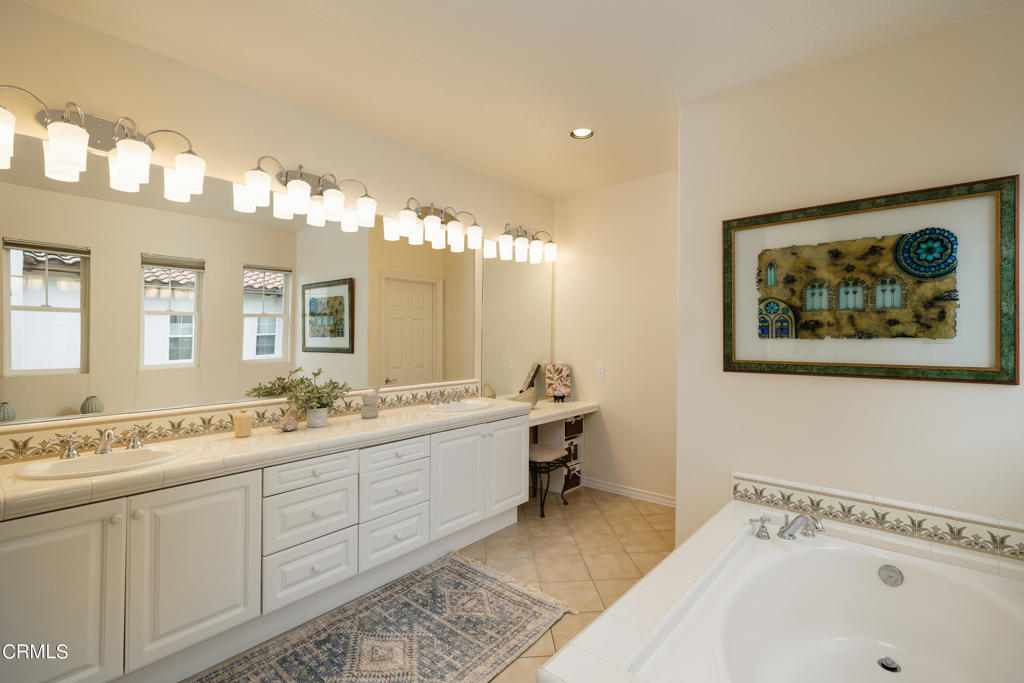 810 W Heritage Oak Court