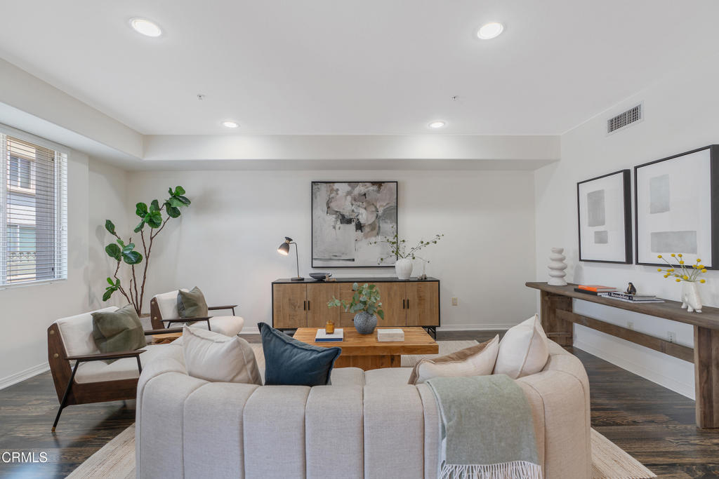 931 E Walnut Street 508