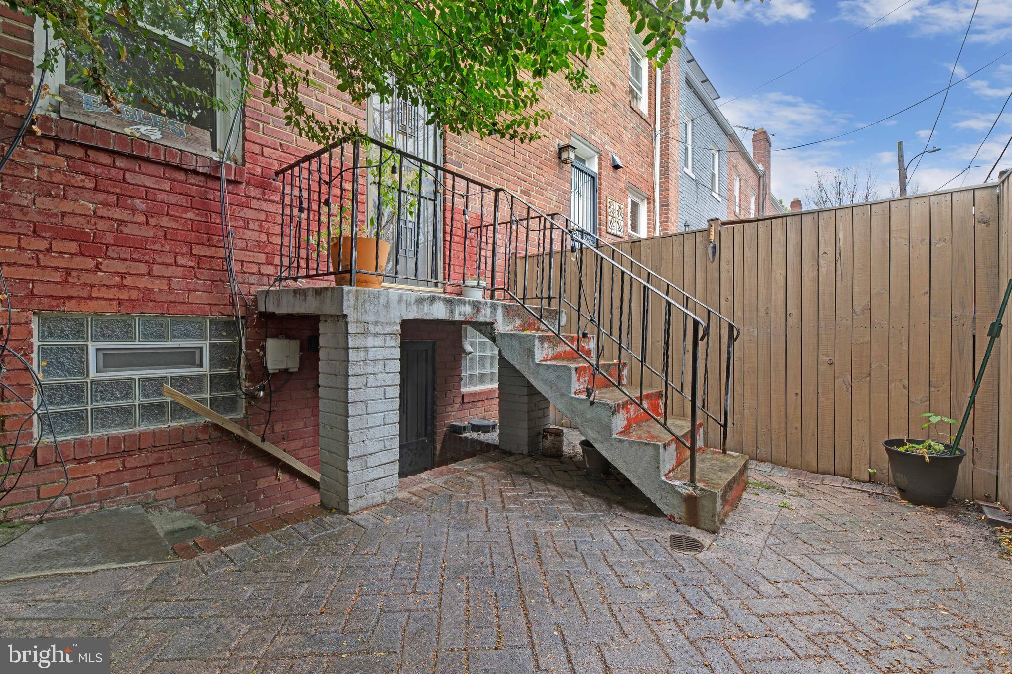 1511 Queen STREET NE