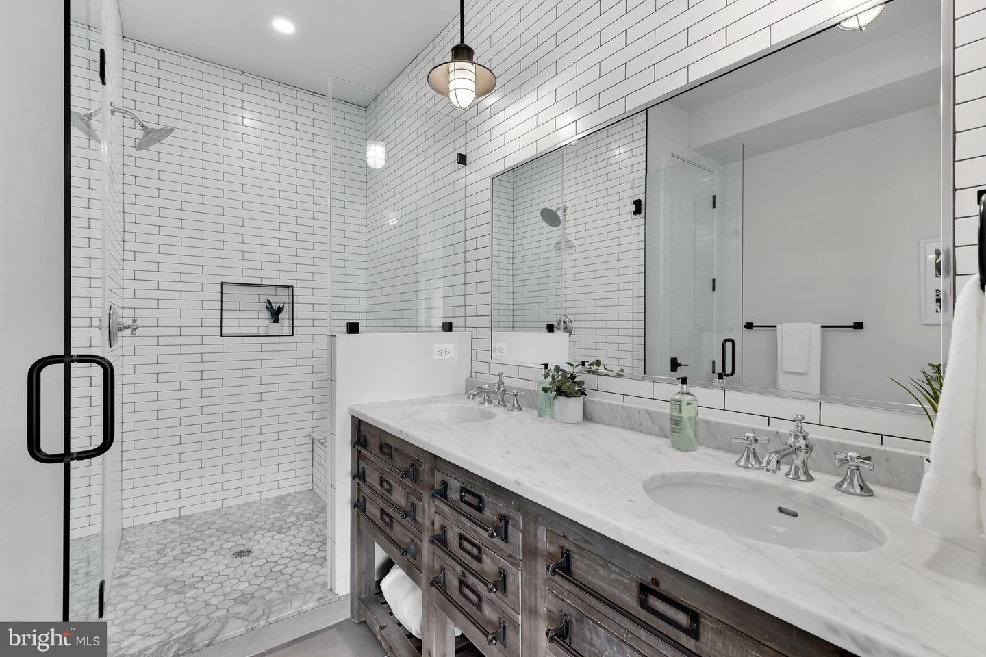 774 Girard STREET NW Unit: 4W