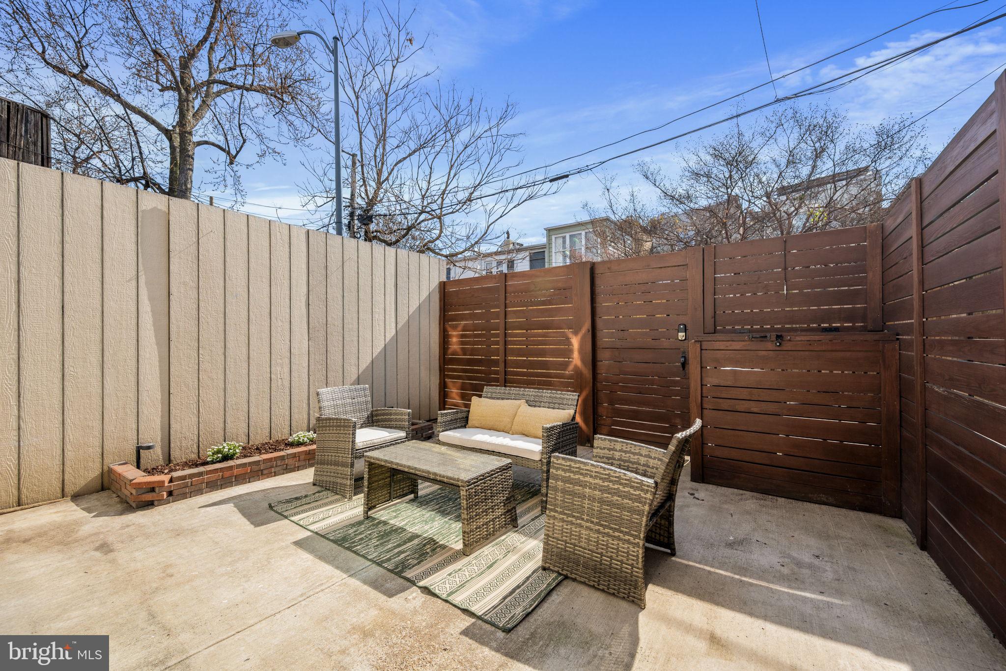 1233 Linden Pl NE