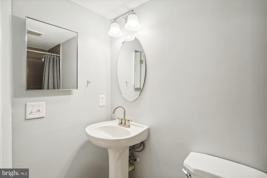 1436 Meridian Pl NW #105