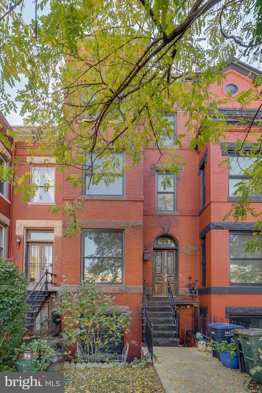 653 Maryland Ave NE