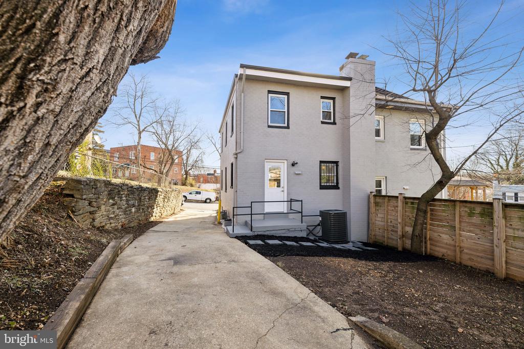 716 Congress St SE