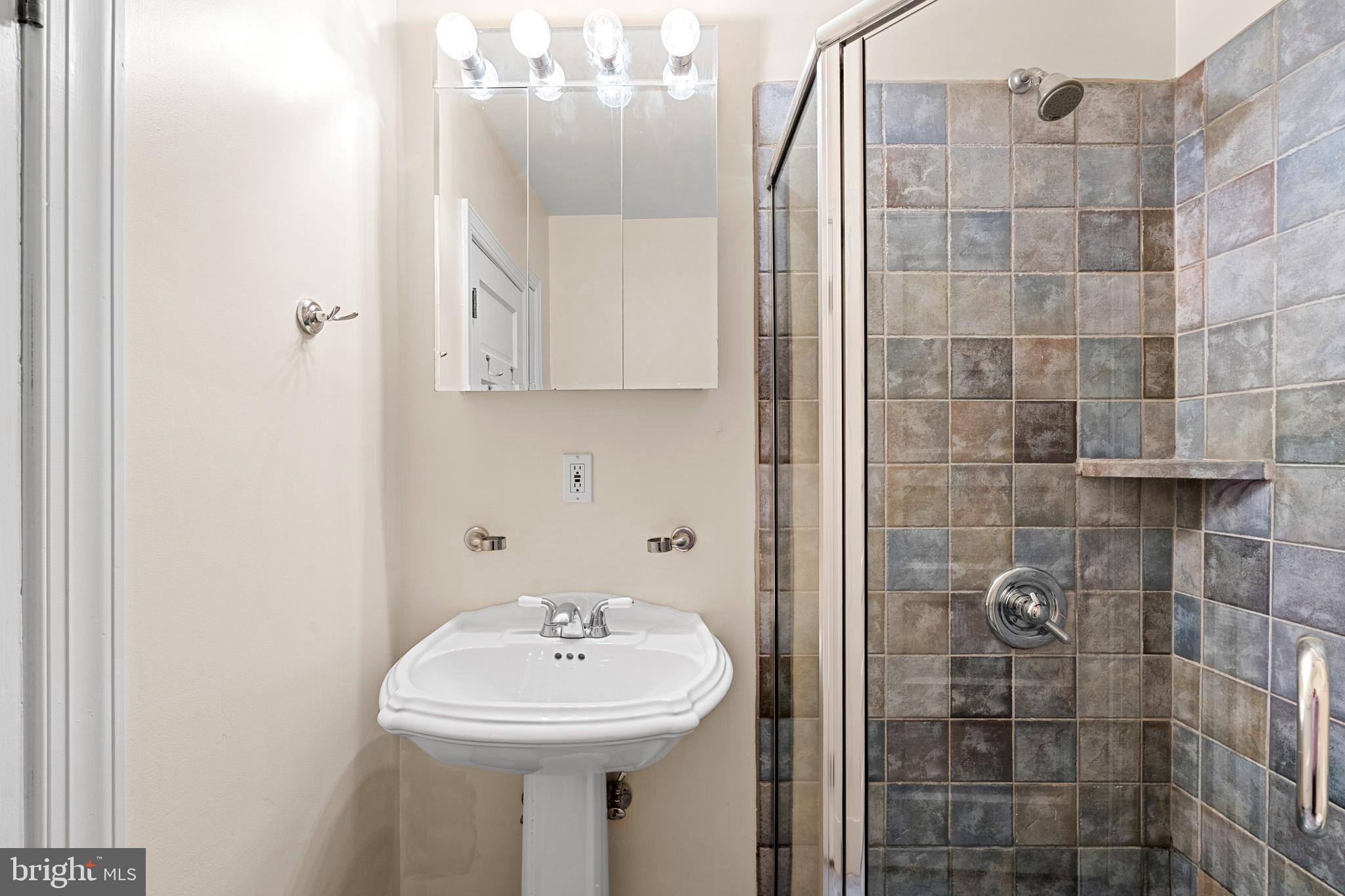 5725 SHERIER PLACE NW