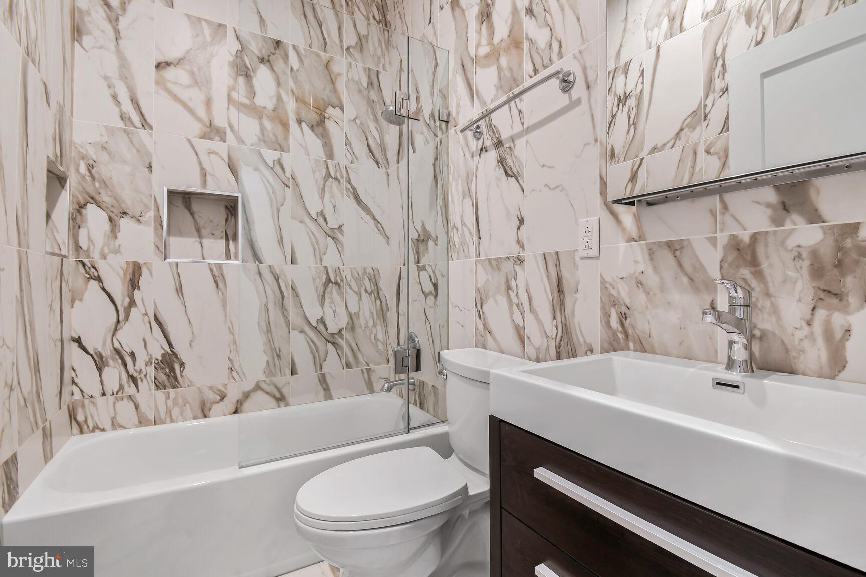 24 RHODE ISLAND AVE NE #A