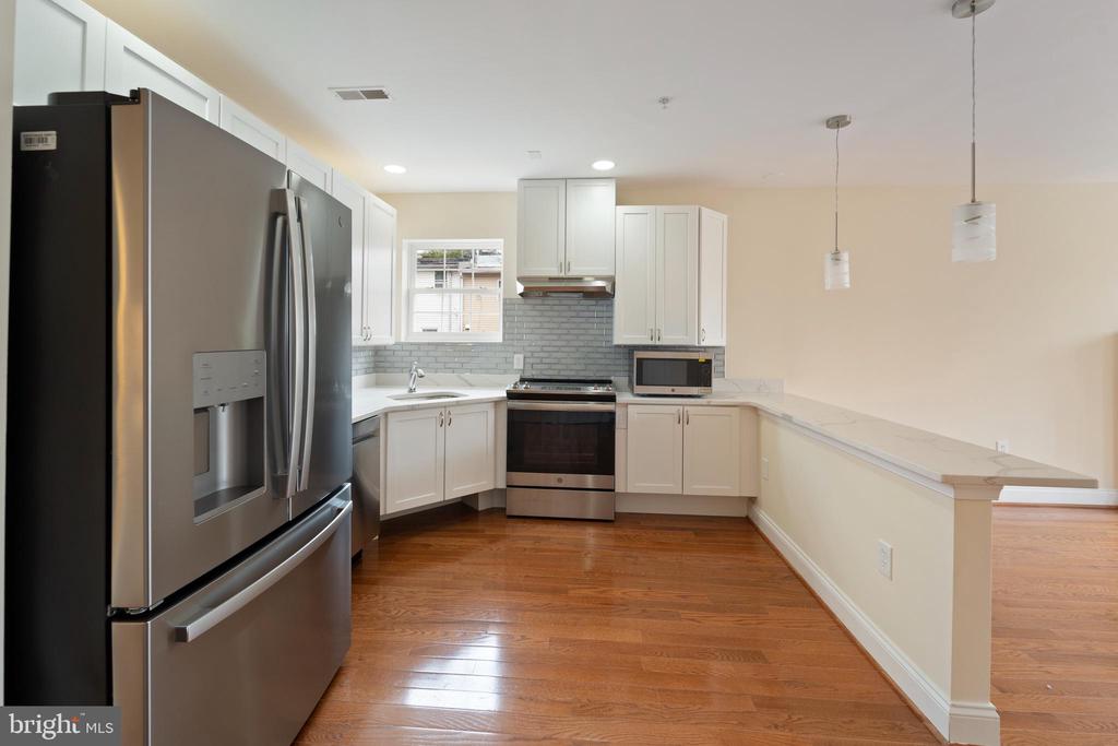 911 KENNEDY STREET NW 4