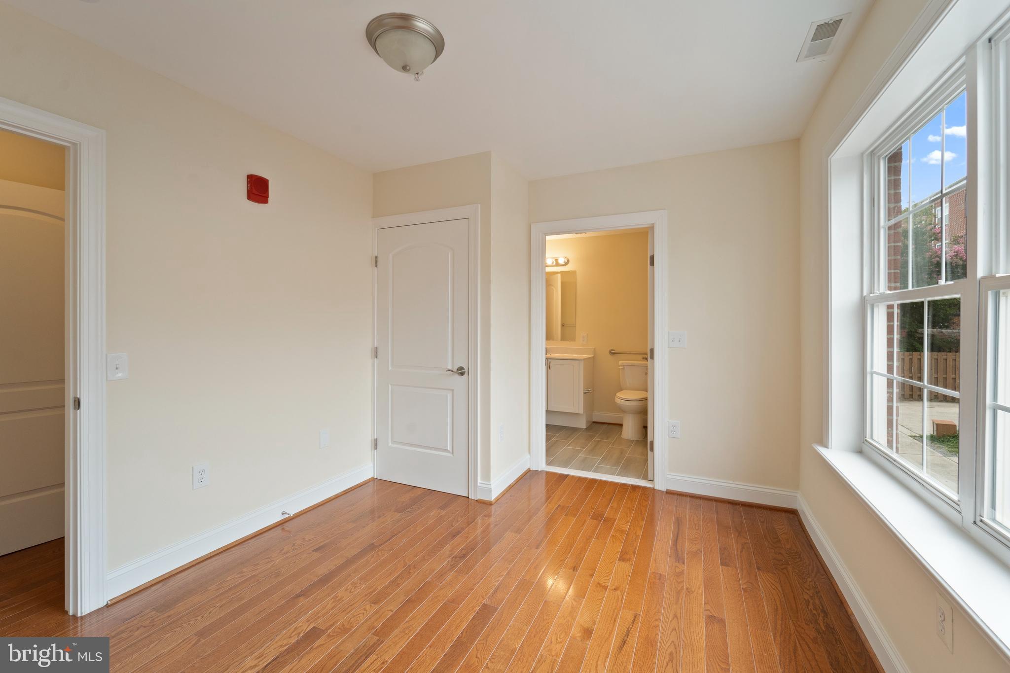 911 KENNEDY STREET NW 4