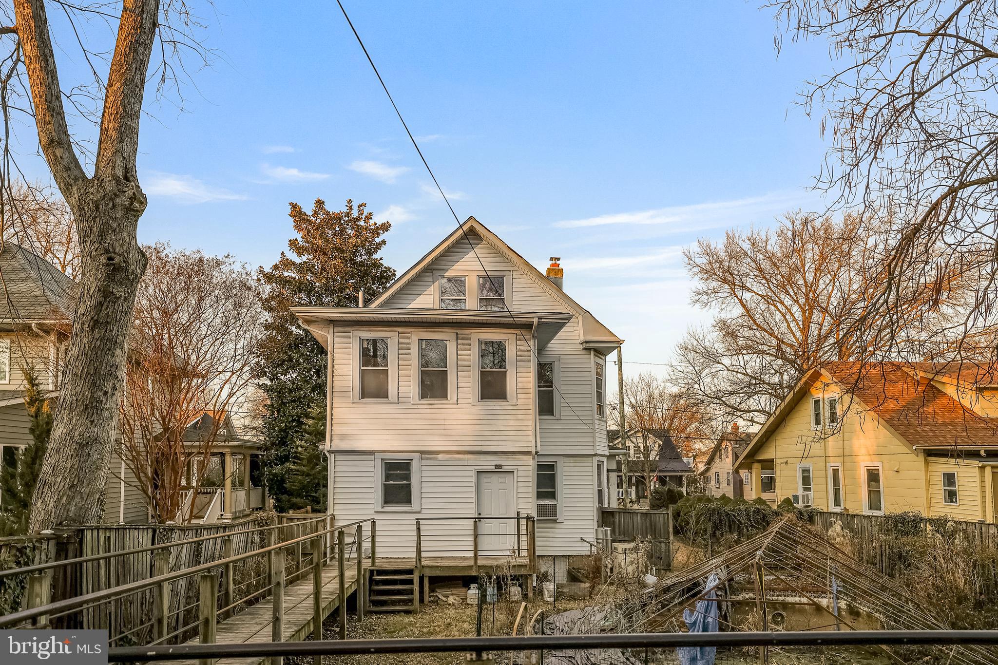 1811 LAWRENCE STREET NE