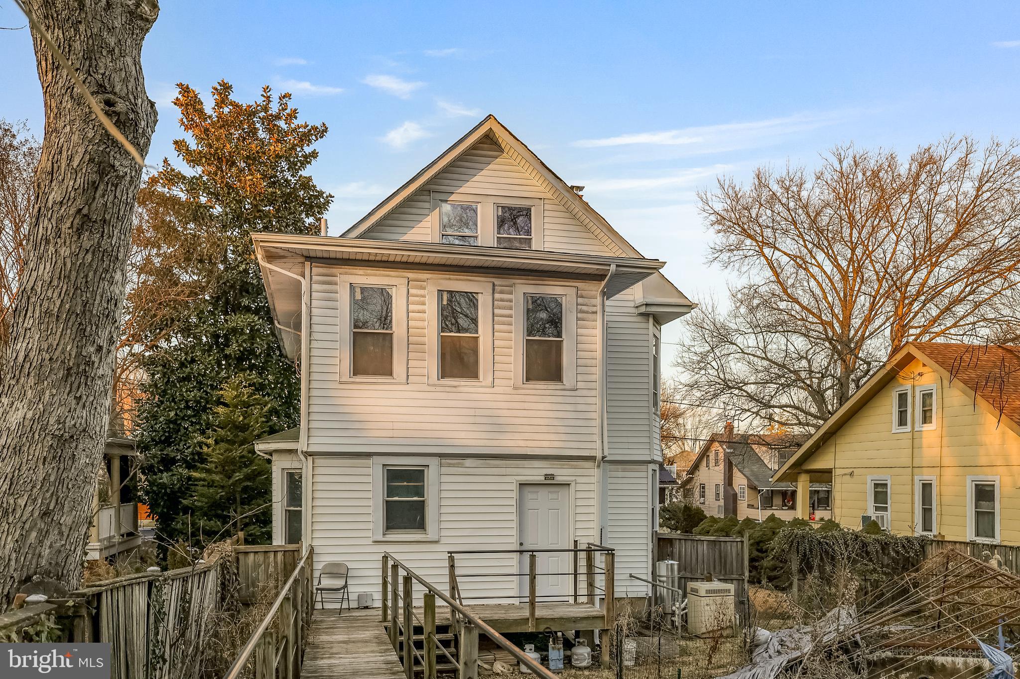 1811 LAWRENCE STREET NE