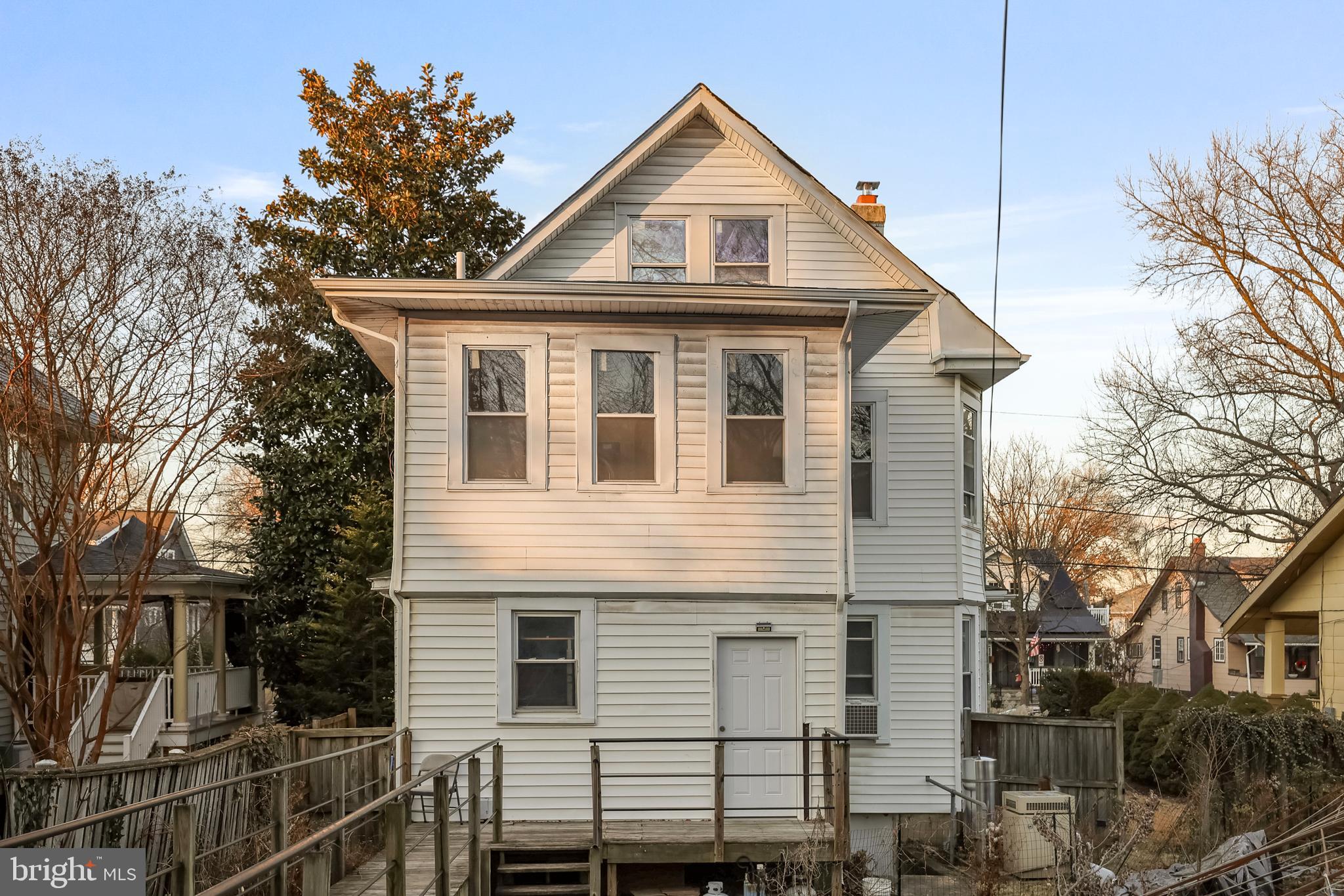 1811 LAWRENCE STREET NE