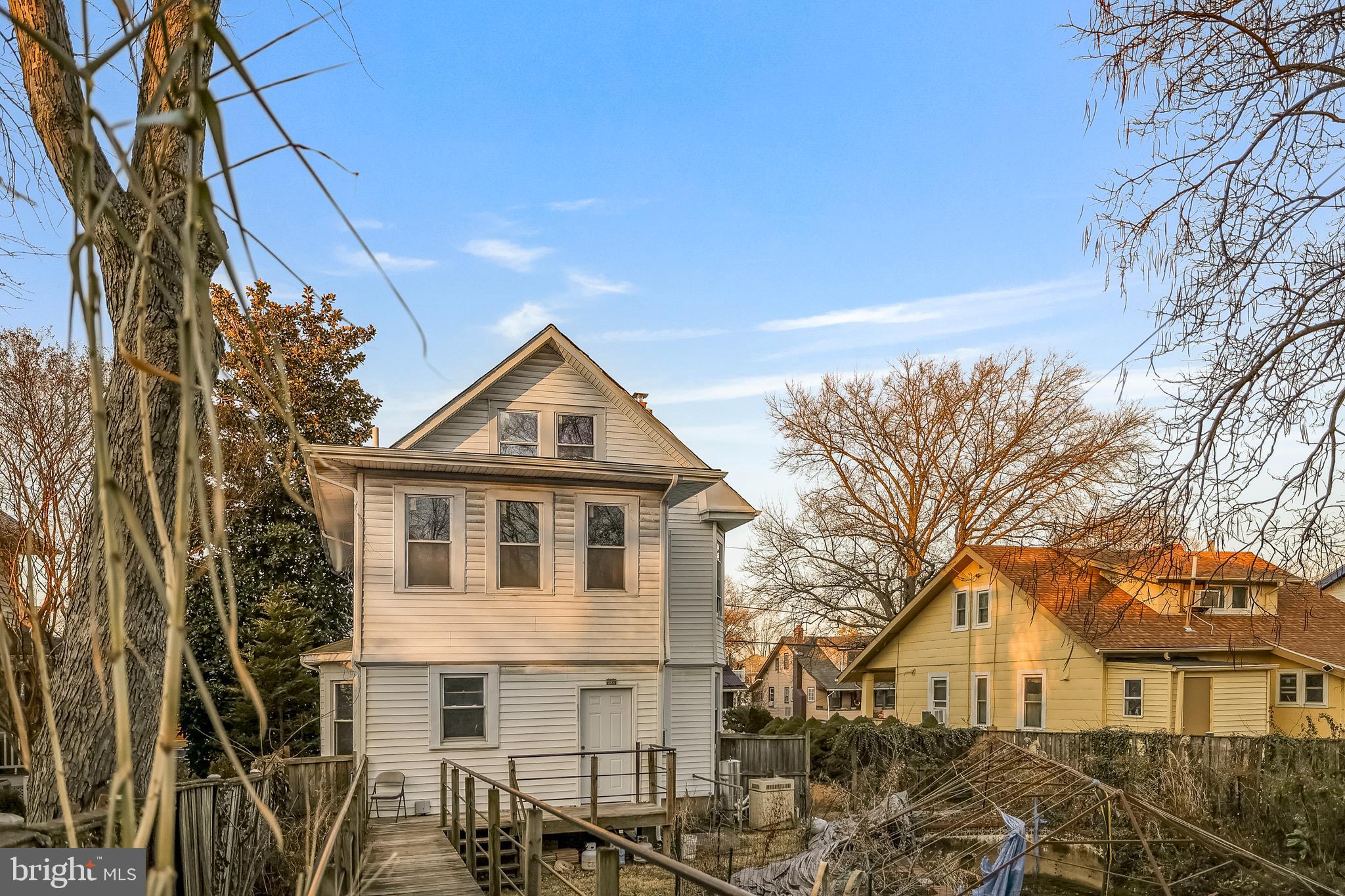 1811 LAWRENCE STREET NE