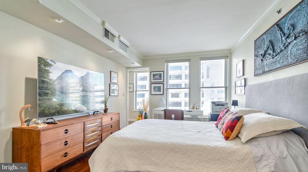 601 PENNSYLVANIA AVENUE NW Unit: 1003