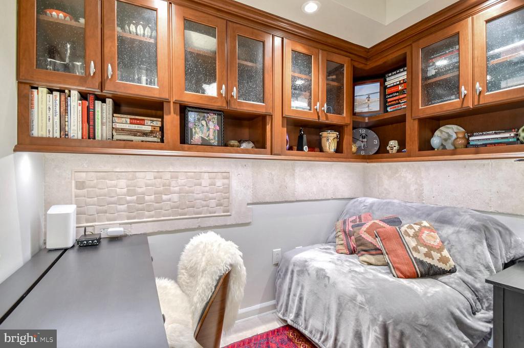 601 PENNSYLVANIA AVENUE NW Unit: 1003
