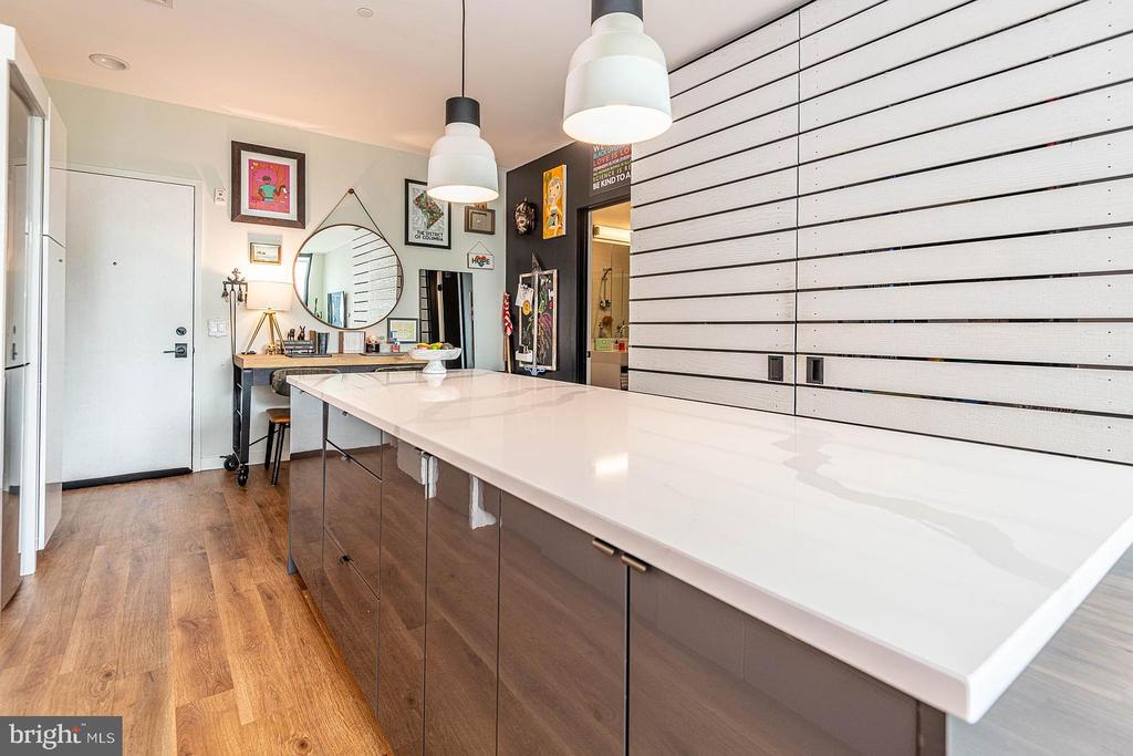 57 N NW Unit: 320