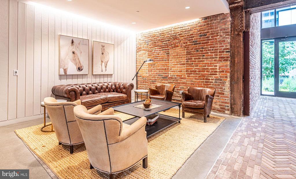 57 N NW Unit: 320