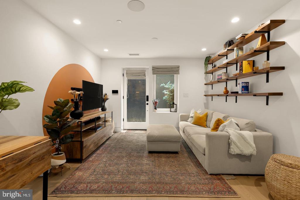 4013 DAVIS PLACE NW Unit: 1