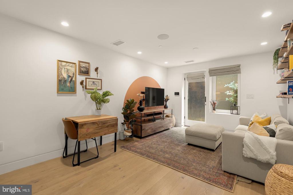 4013 DAVIS PLACE NW Unit: 1