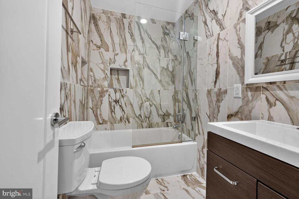 24 RHODE ISLAND AVENUE NE Unit: B