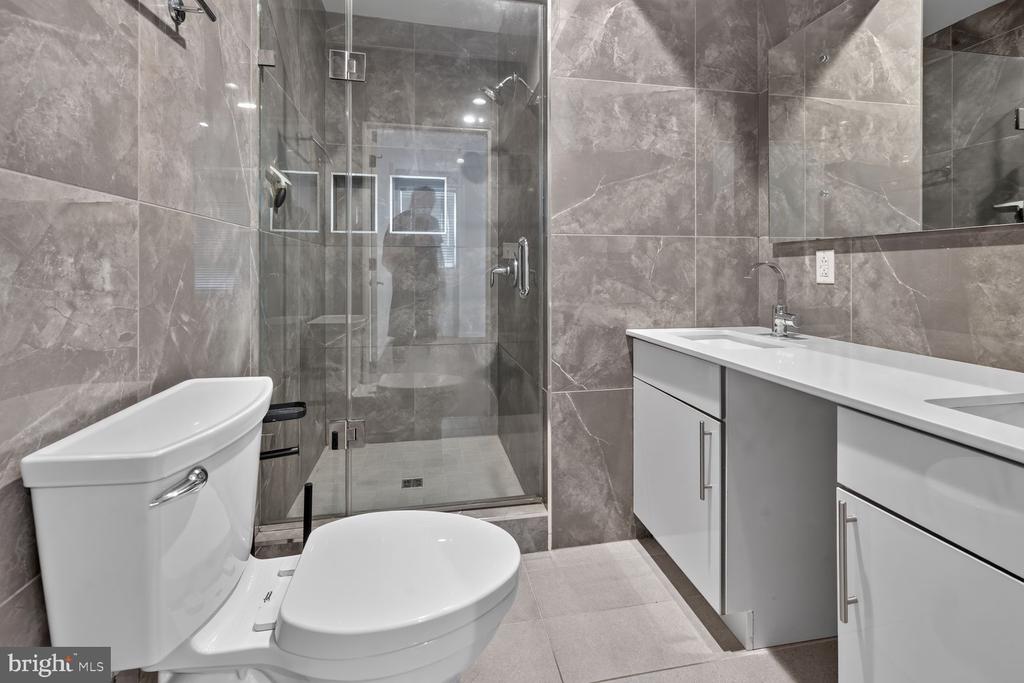24 RHODE ISLAND AVENUE NE Unit: B