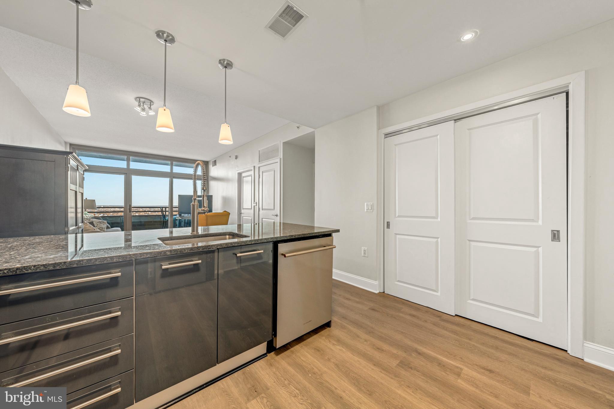 888 N QUINCY STREET 2008